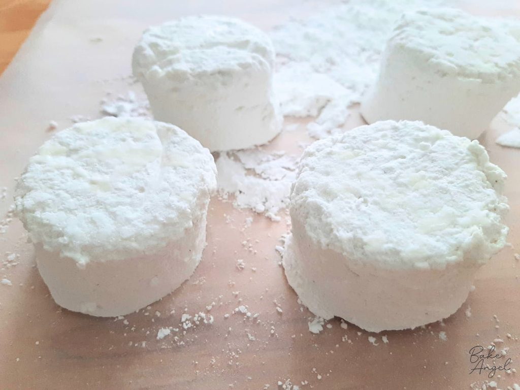 Freshly cut round homemade marshmallows dusted with icing sugar.